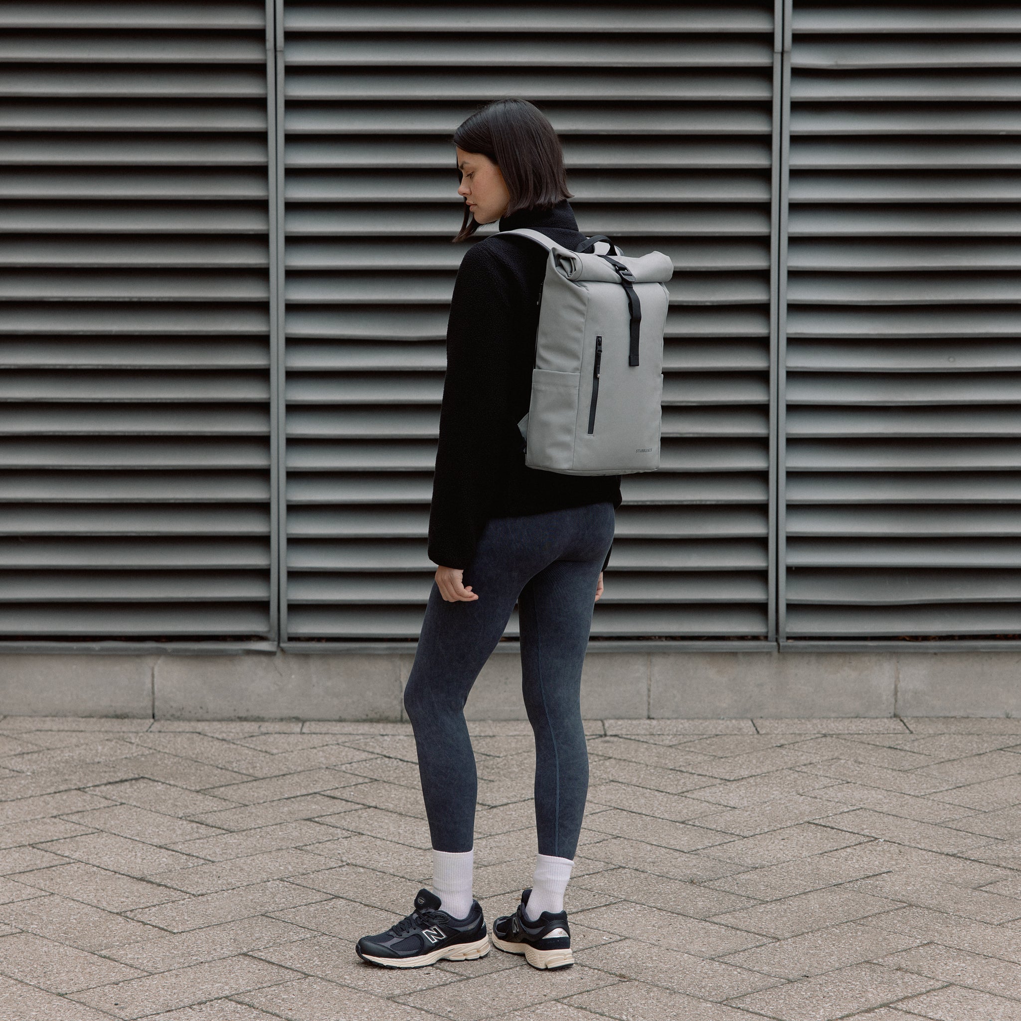 Women wearing the Roll Top 15L in Concrete
