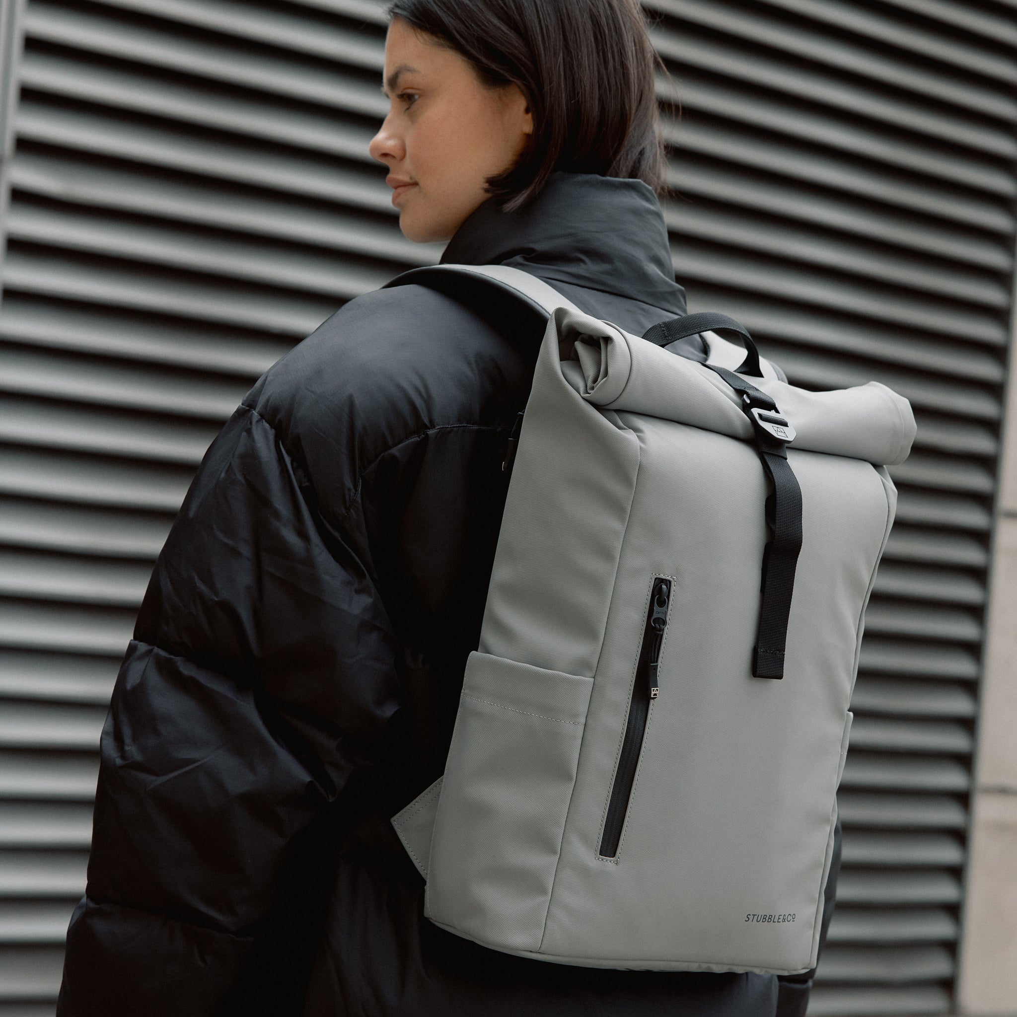 Women wearing the Roll Top 15L in Concrete