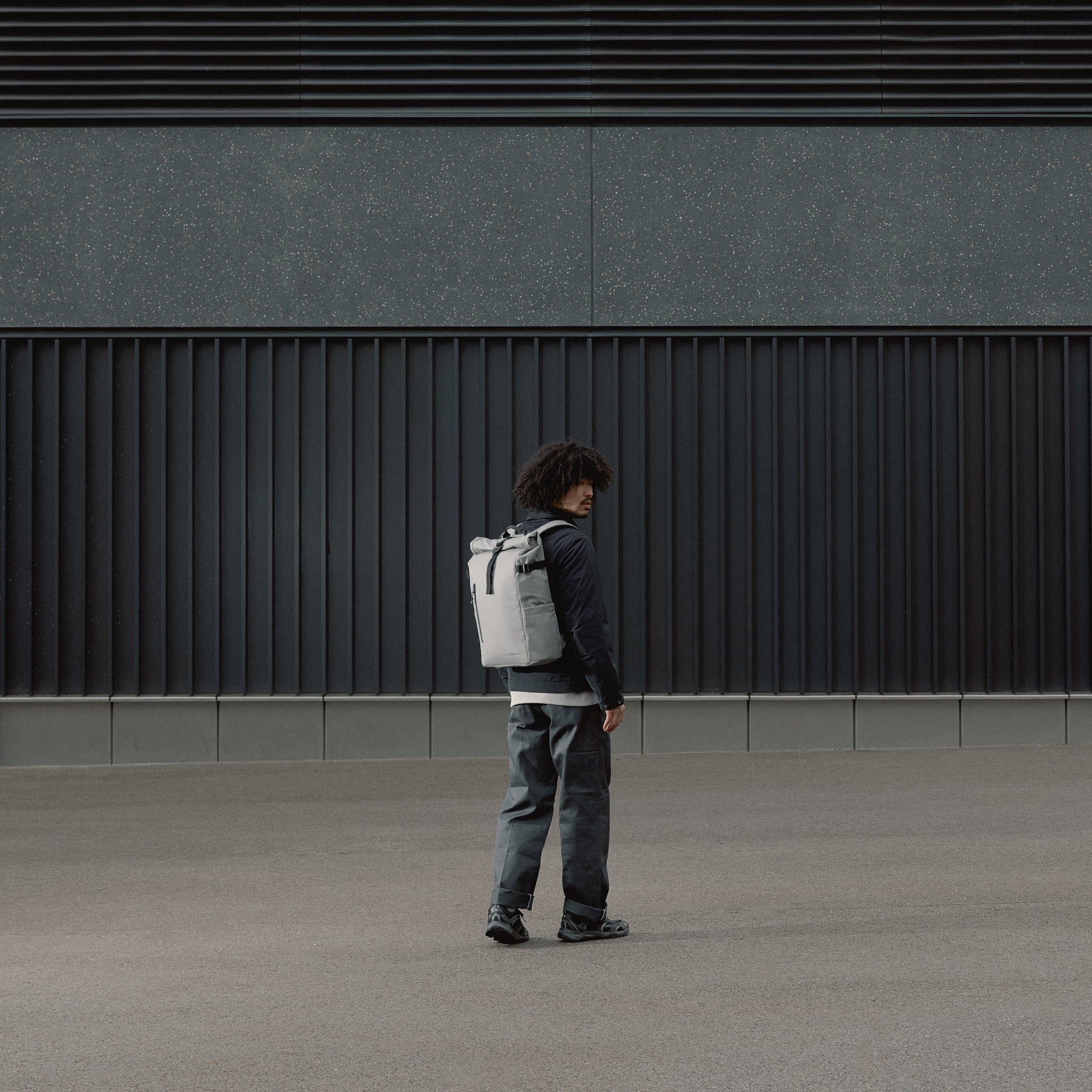 Man wearing The Roll Top in Concrete