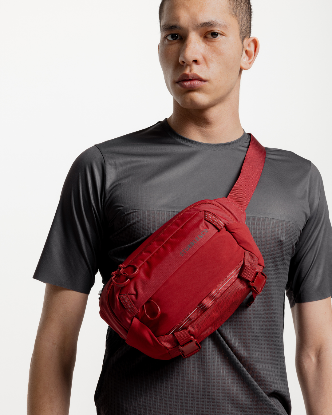 Man wearing Stubble & Co Motion Sling 4L in Magma