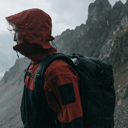 Man wearing Adventure Bag in All Black in the rain