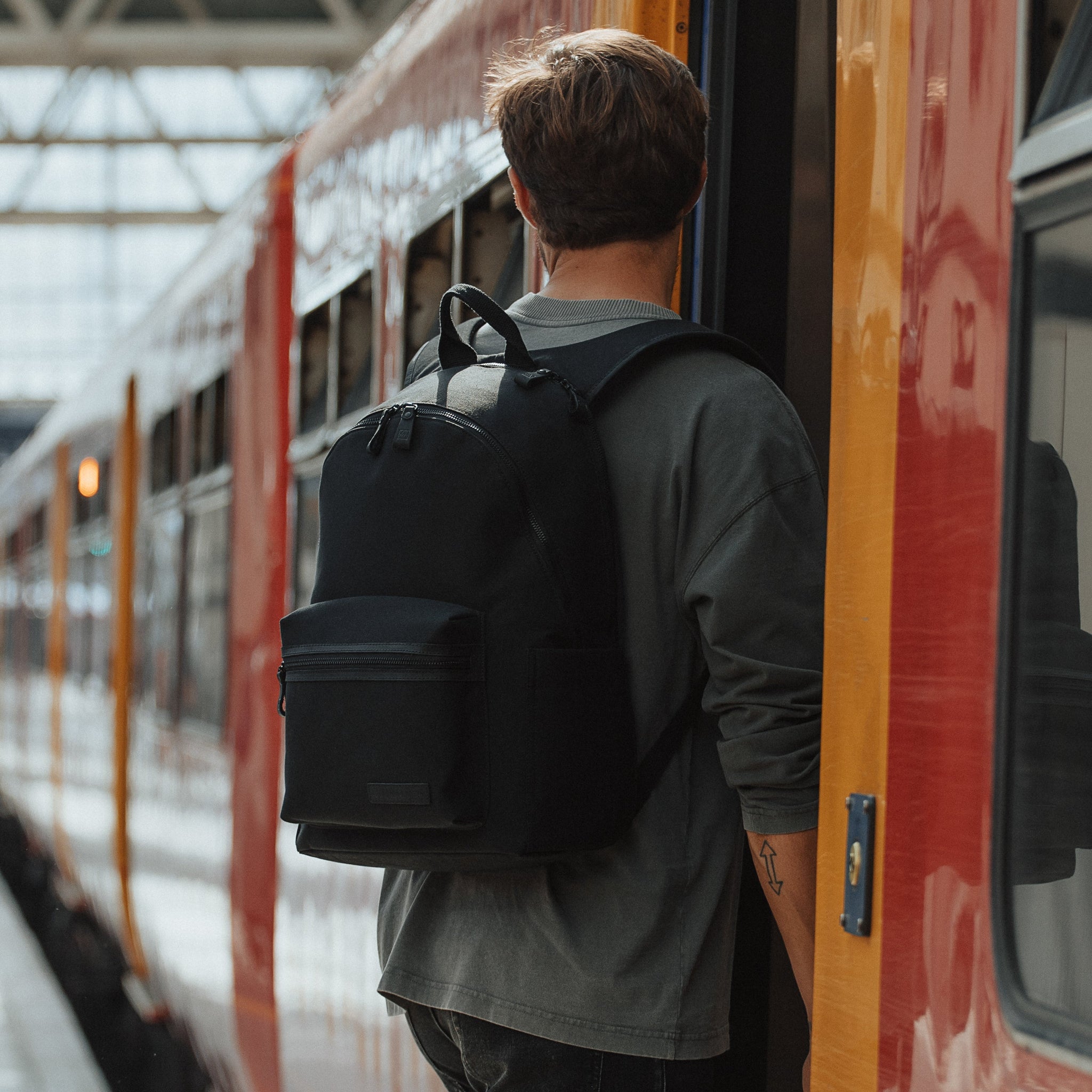 Man wearing The Commuter All Black getting on a train