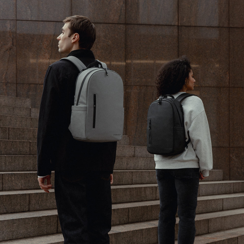 A man and woman wearing everyday backpack 15l on their backs