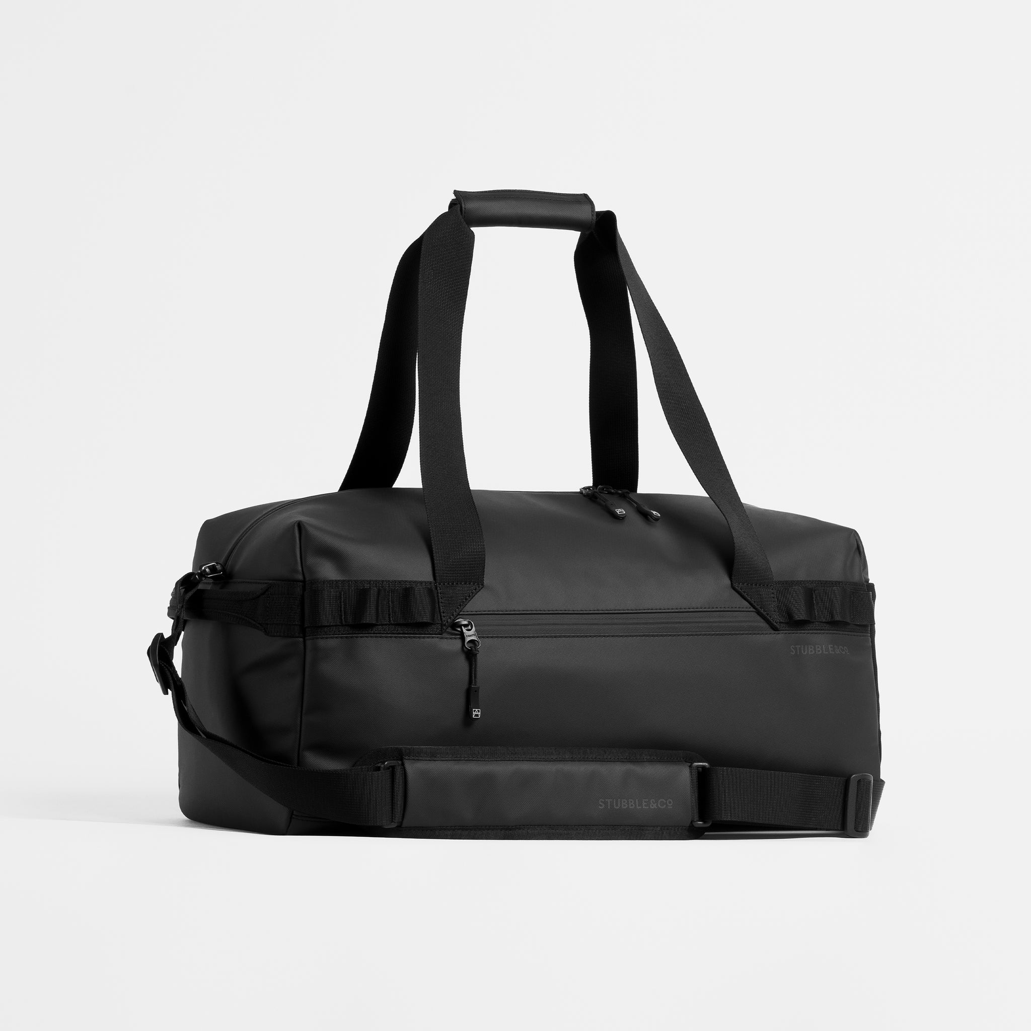 A studio shot of the side of the gym duffel 25l in All Black with the straps up