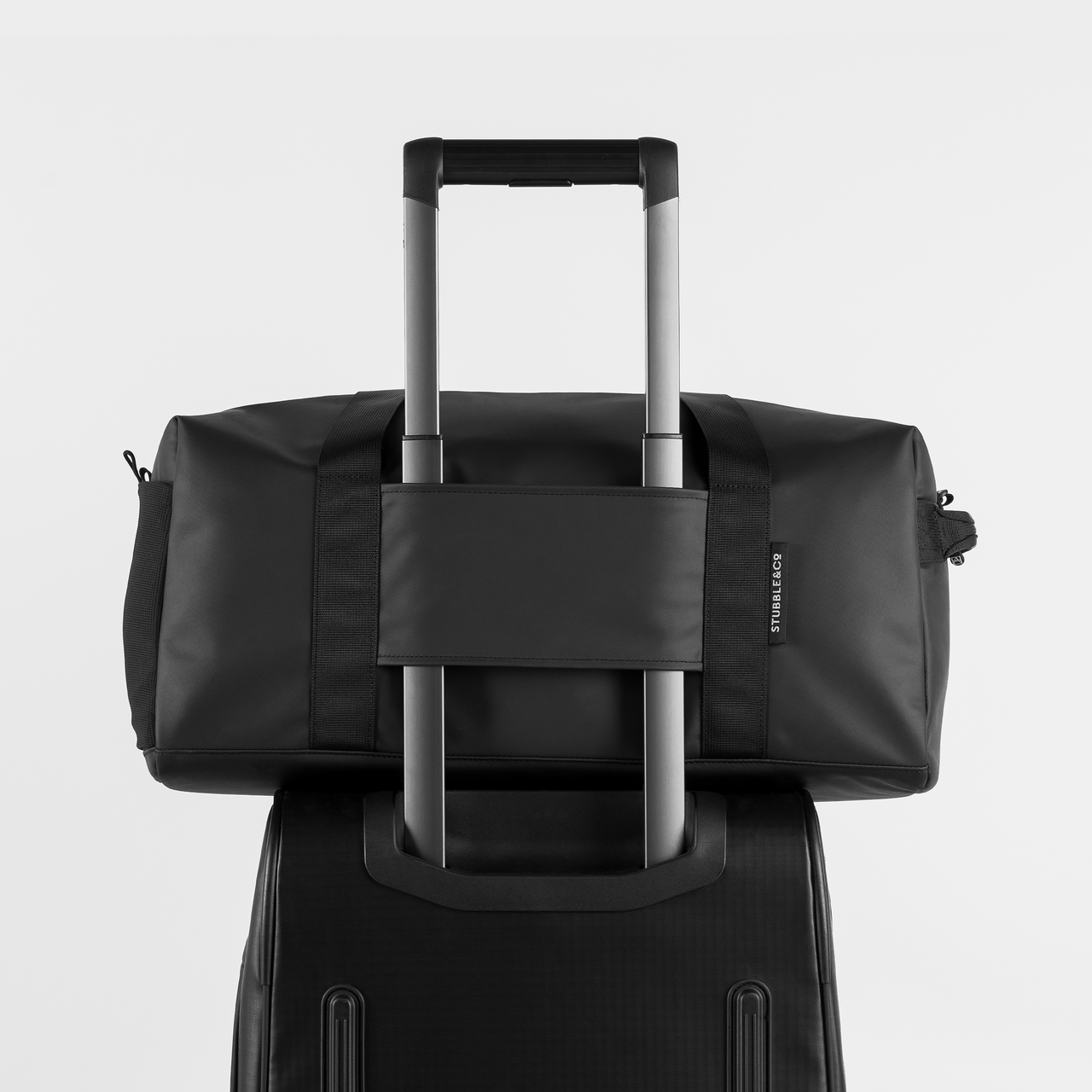 A studio shot of the trolley sleeve on the gym duffel 25l in All Black
