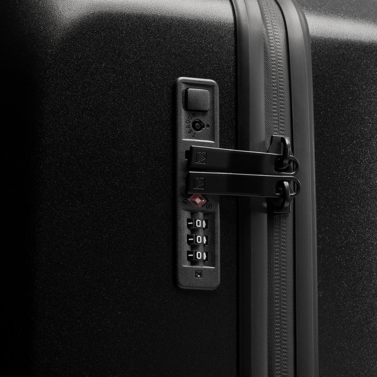 A  close up studio shot of the TSA lock on  the Hardshell 40L in All Black