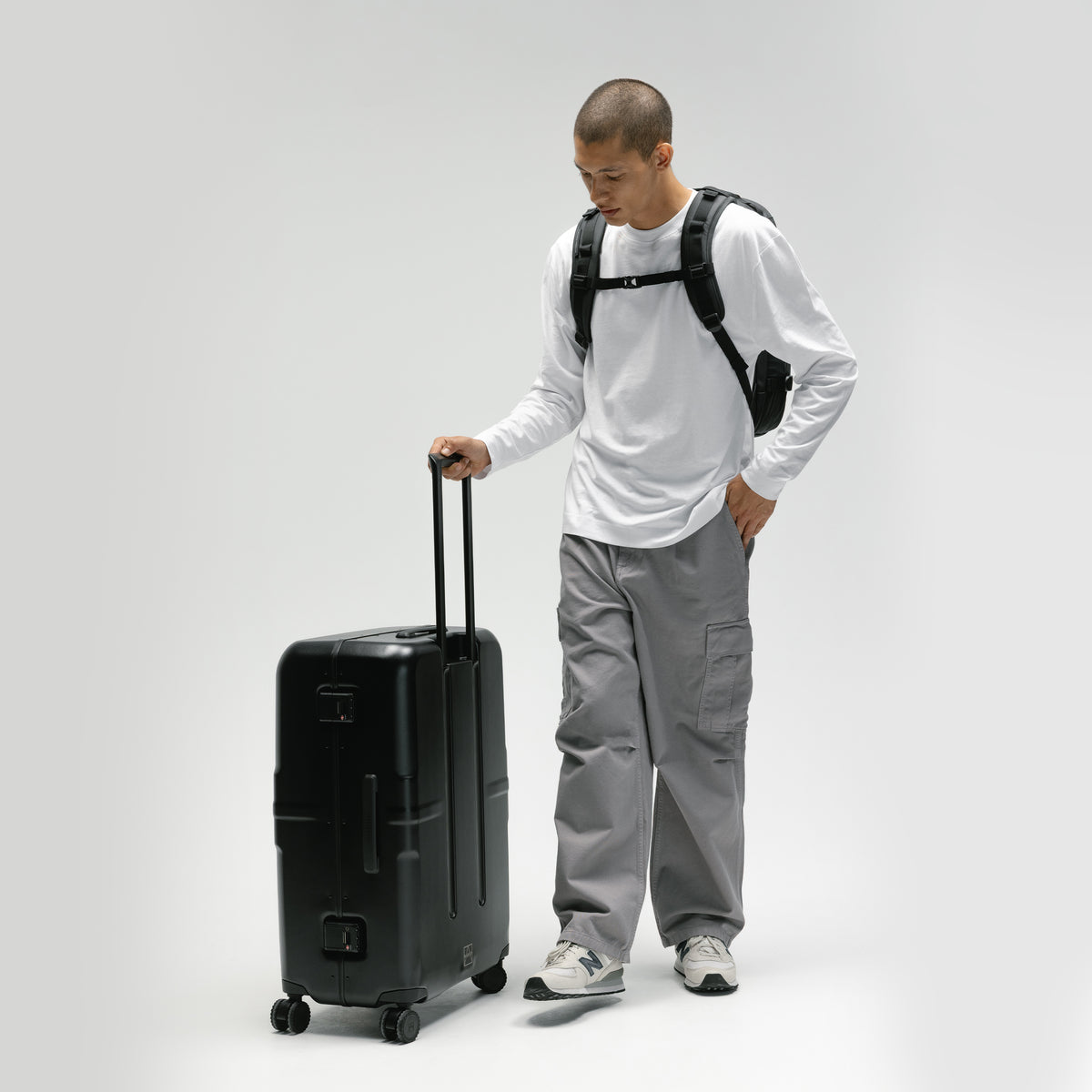 A man with the Hardshell Pro 95L in All Black