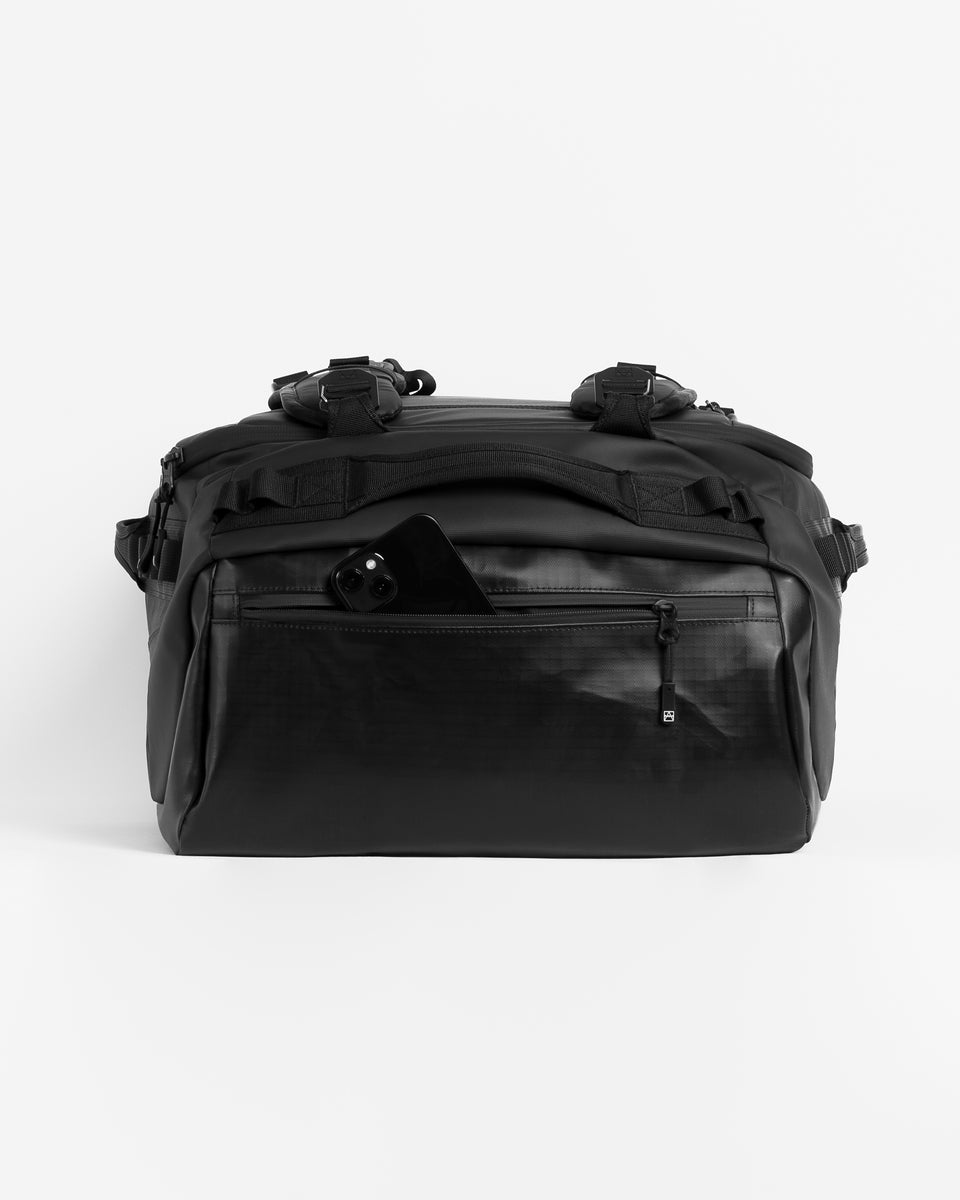 a studio shot of the easy access pocket at the end of the kit bag 30l