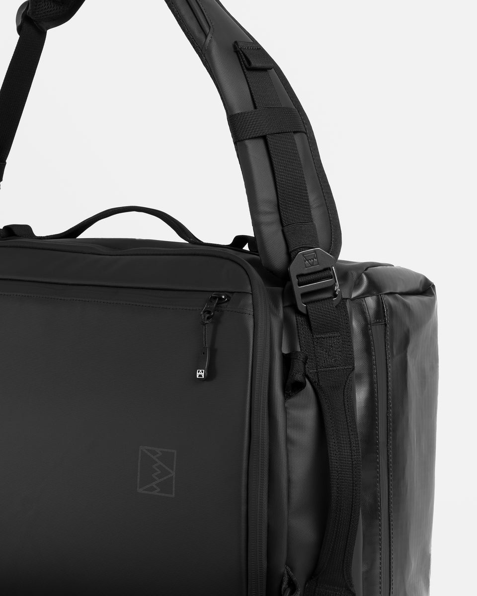a studio shot of the shoulder strap on the kit bag 30l