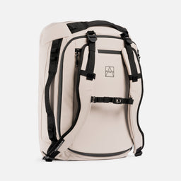 A studio shot of a kit bag 40l in Sand showing the front, side and chest-straps