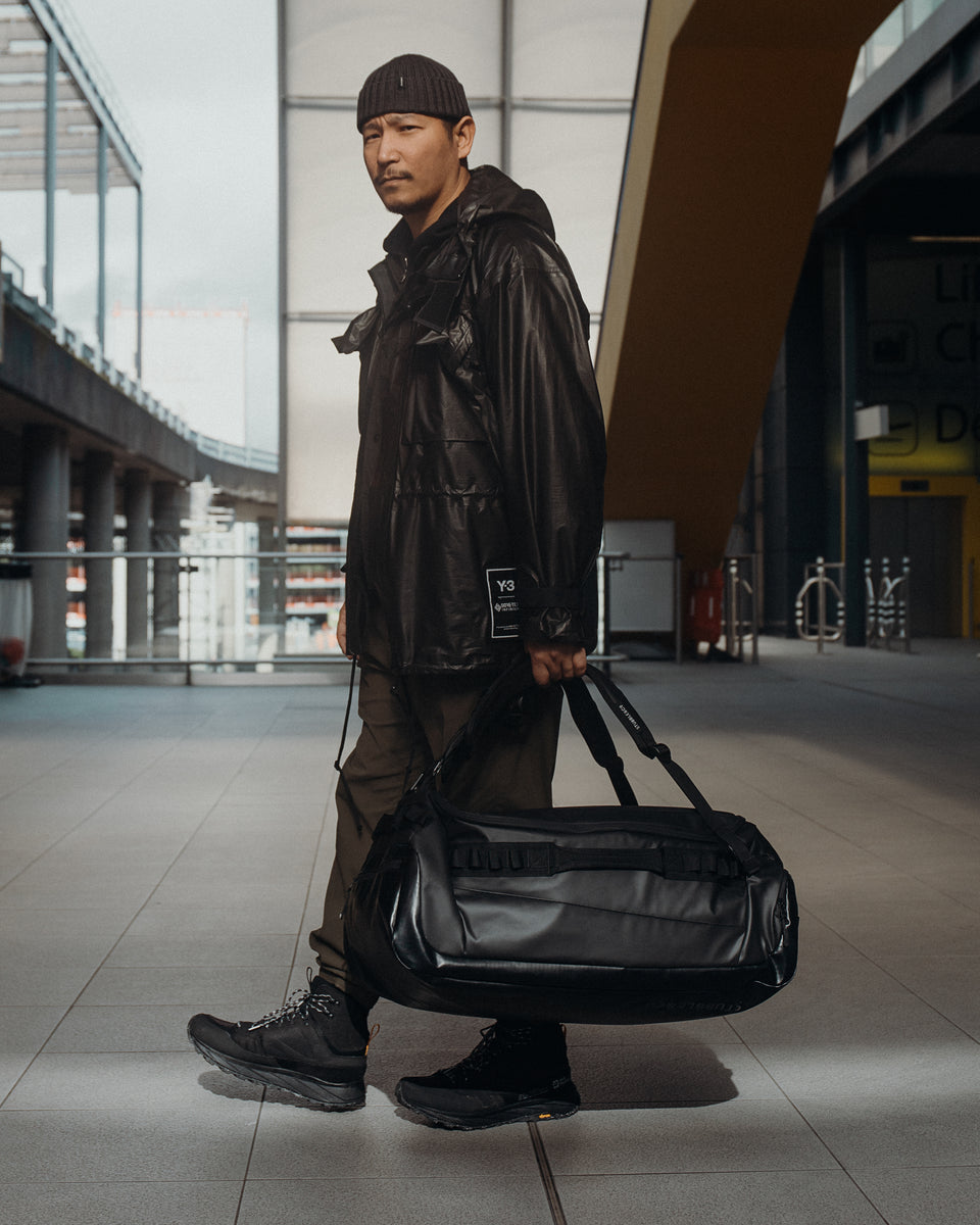 a man carrying the kit bag 65l by his side