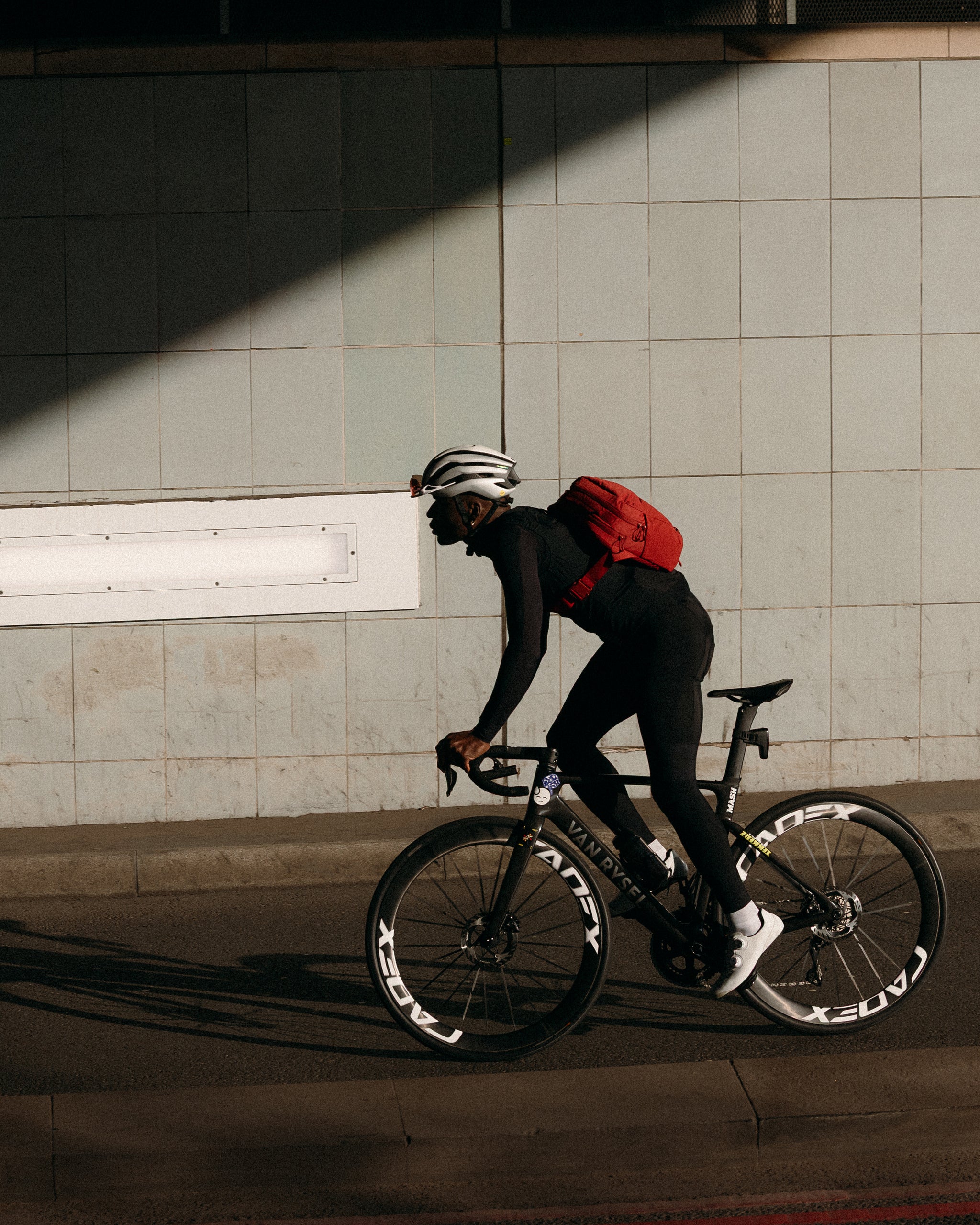 A man cycling with the magma motion sling 15l on his back