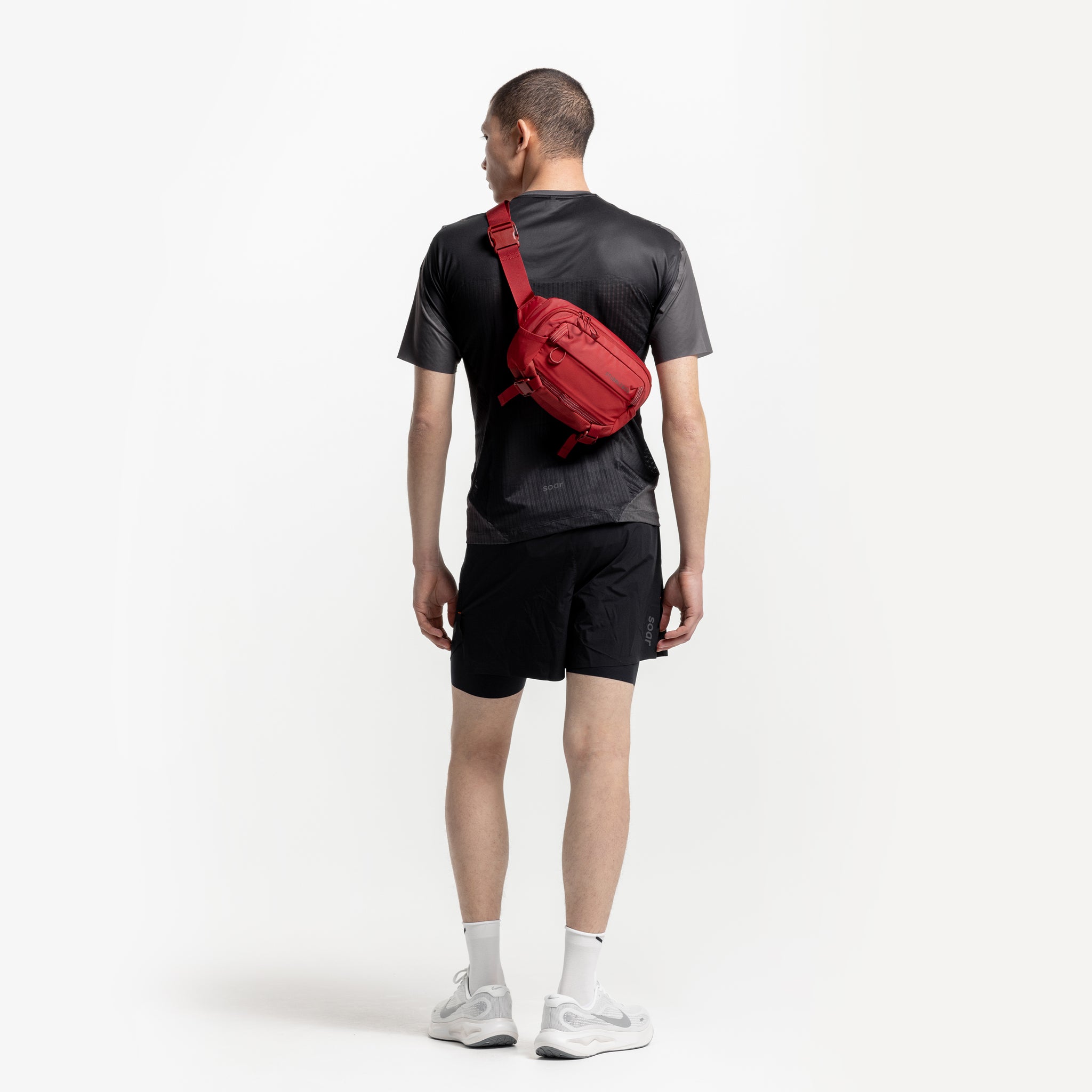 A man wearing a Magma Motion Sling 4L on his back