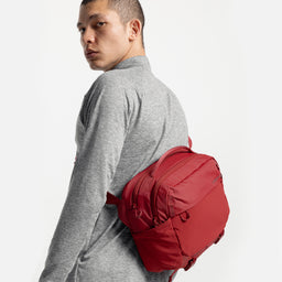 A model standing side on wearing the Magma Motion Sling 15L on his back