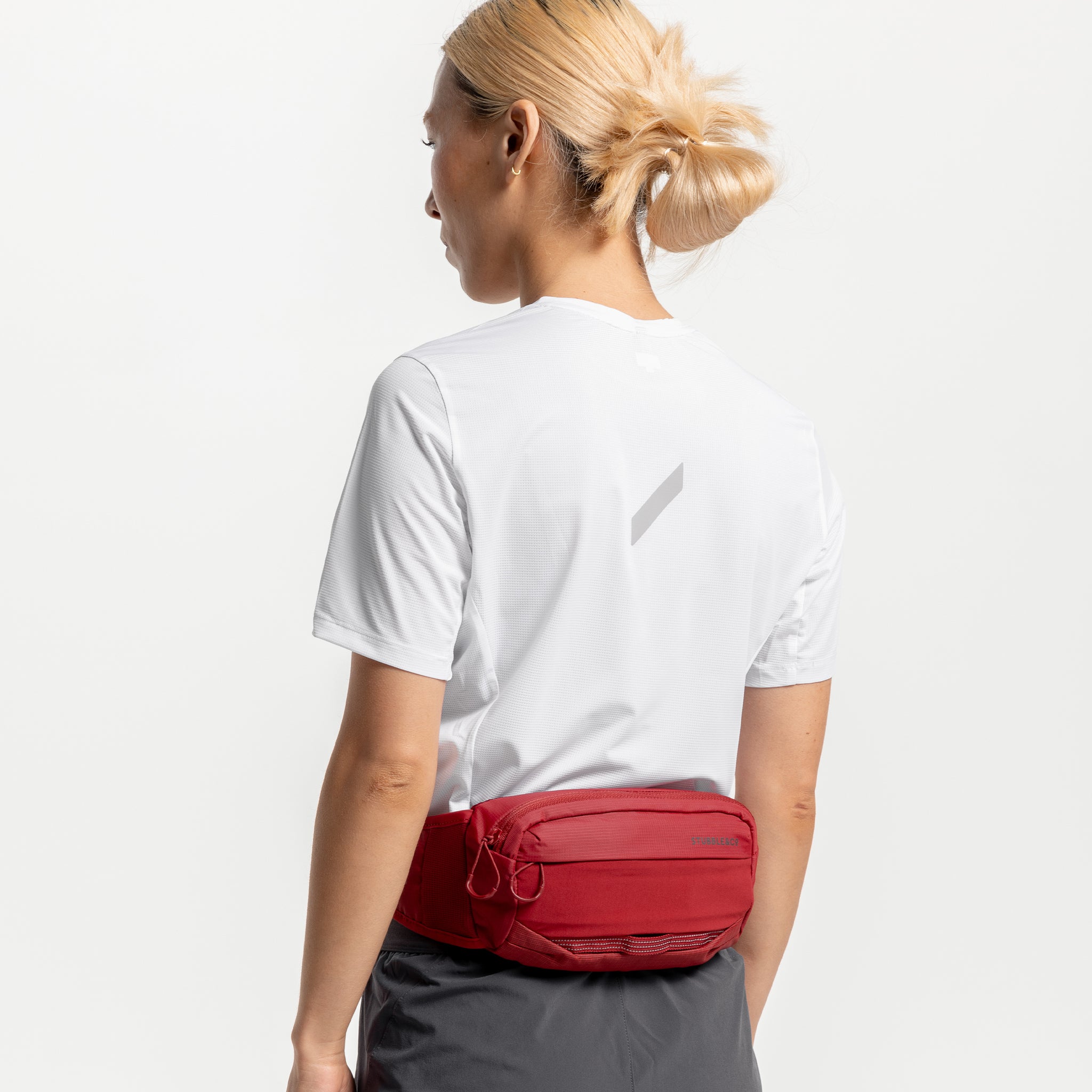 A woman wearing the Magma Motion Waist Pack 2L around her waist