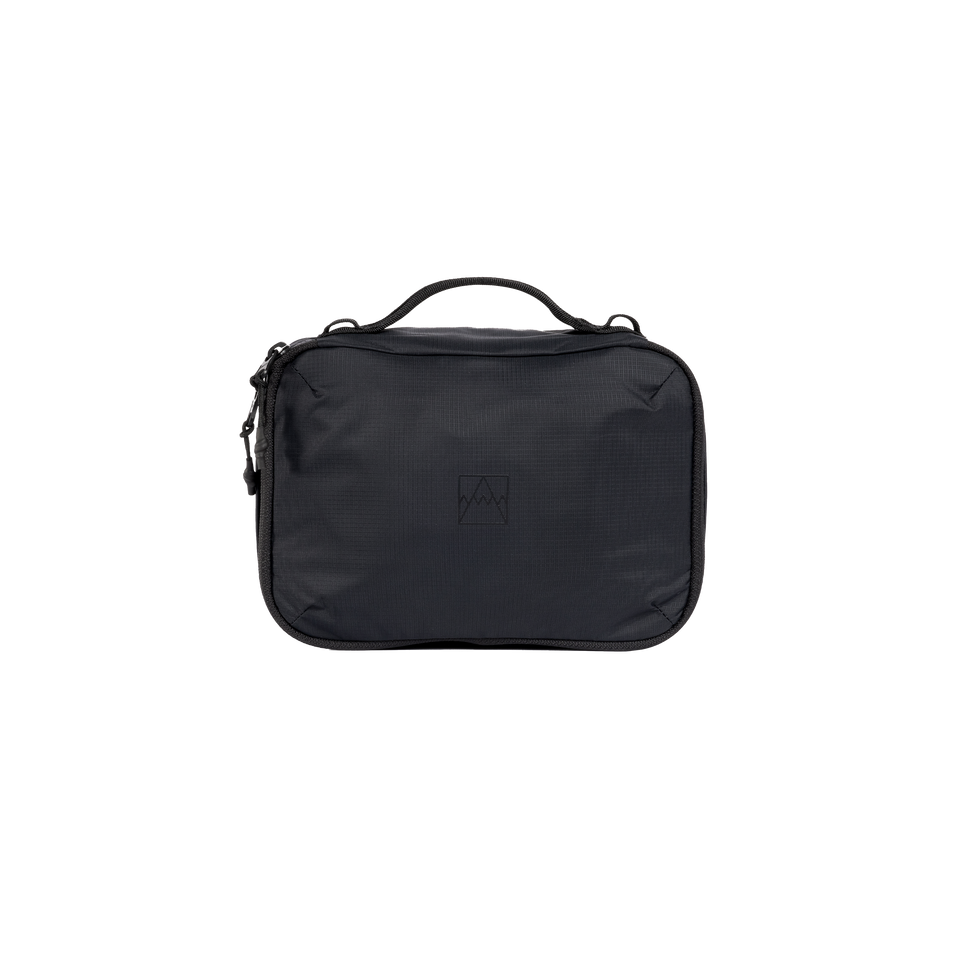 A studio shot of the front and side of a Packing Cube 2.5l as cut out transparent PNG- black