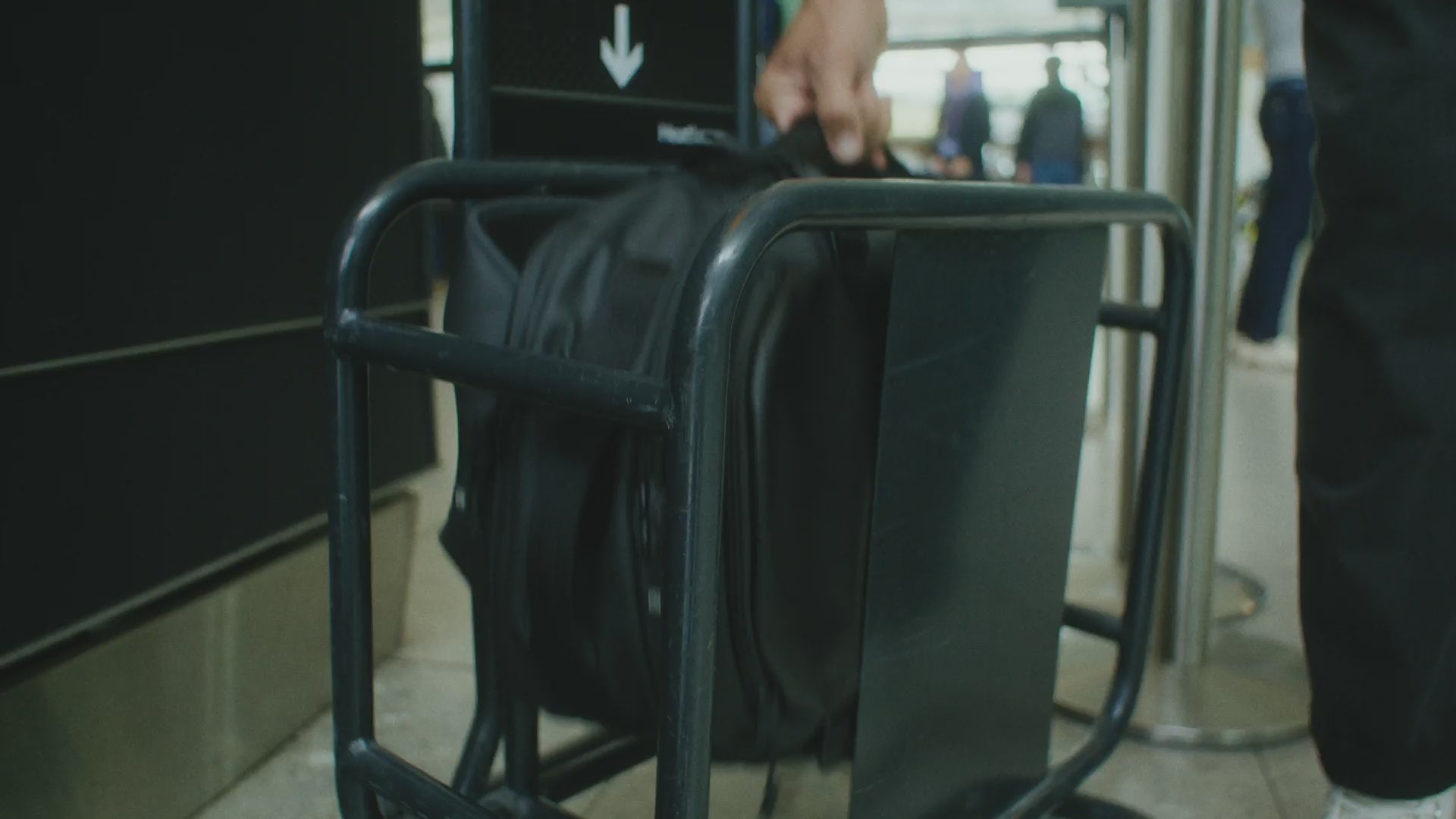 Campaign video for the Hybrid Backpack 30l in New York- desktop