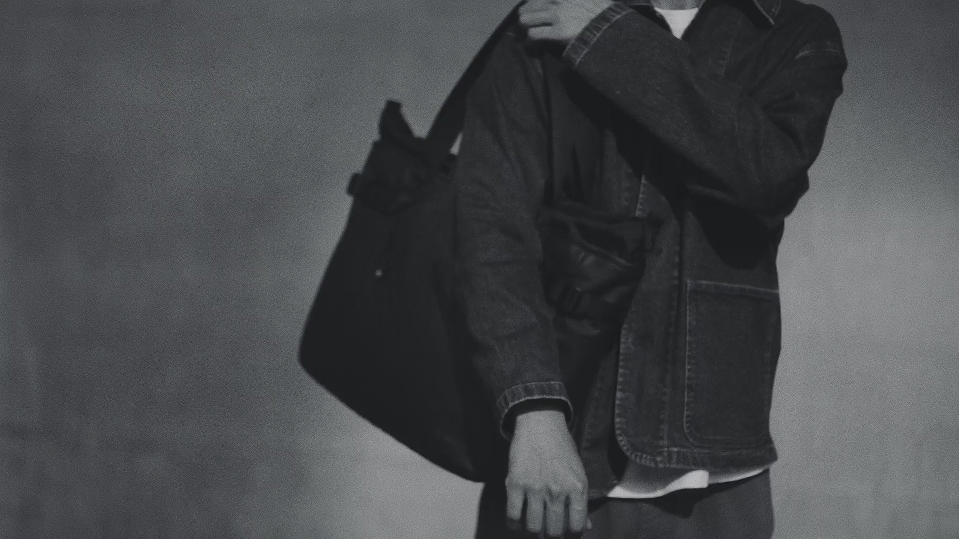 The video of the laptop tote bag being used within the city 16.9