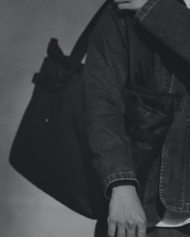 The video of the laptop tote bag being used within the city 1.1