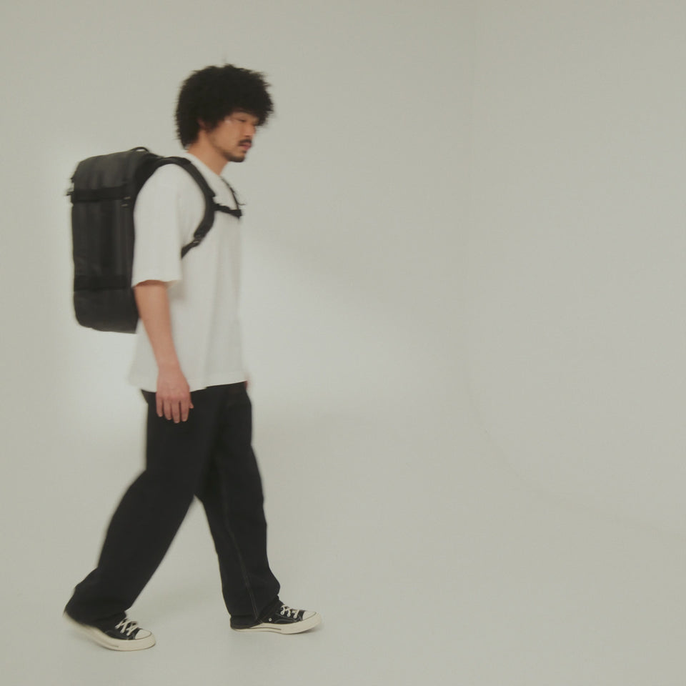 A video showing the features and function of a Travel Backpack 40L in All Black