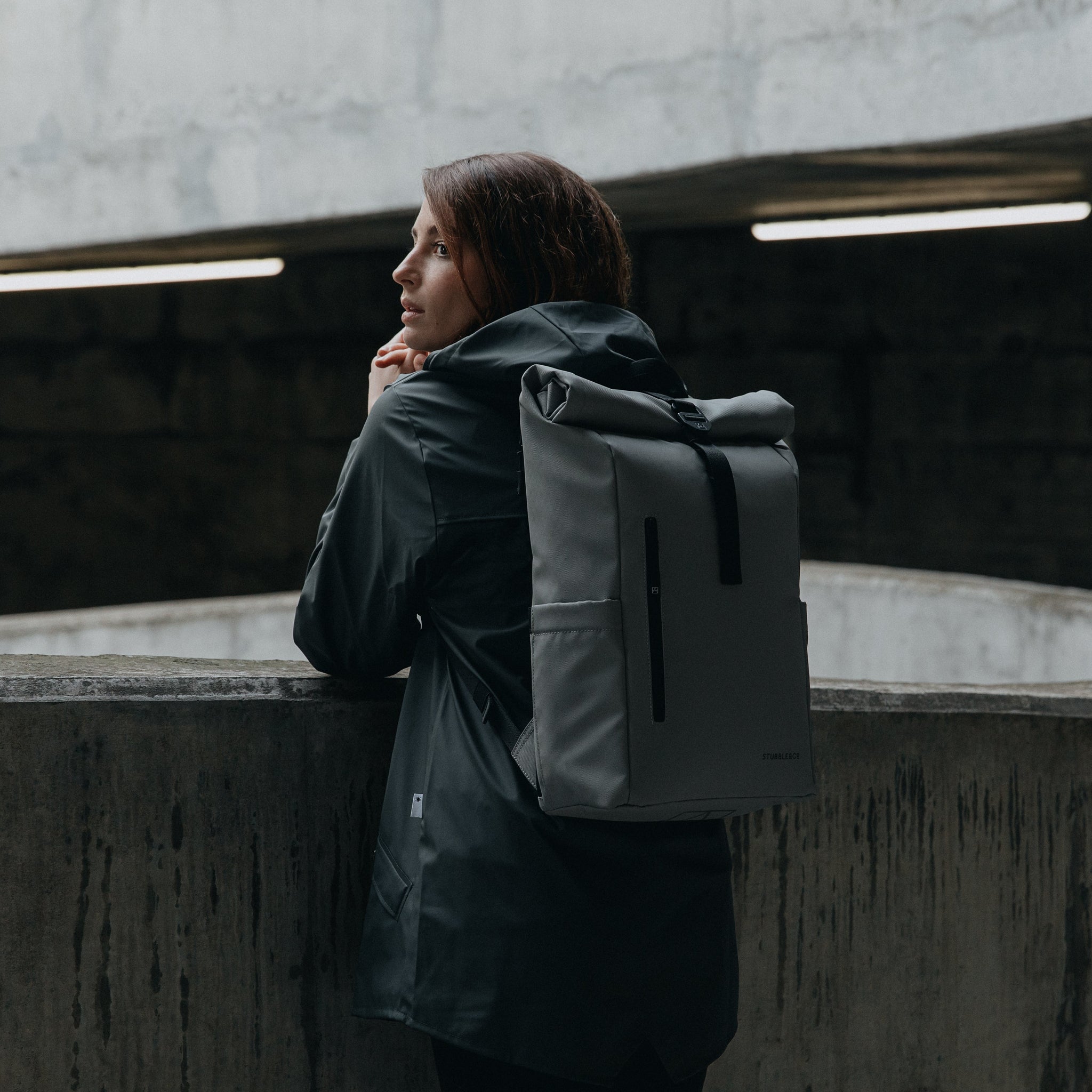 Women wearing the Roll Top 15L in Concrete