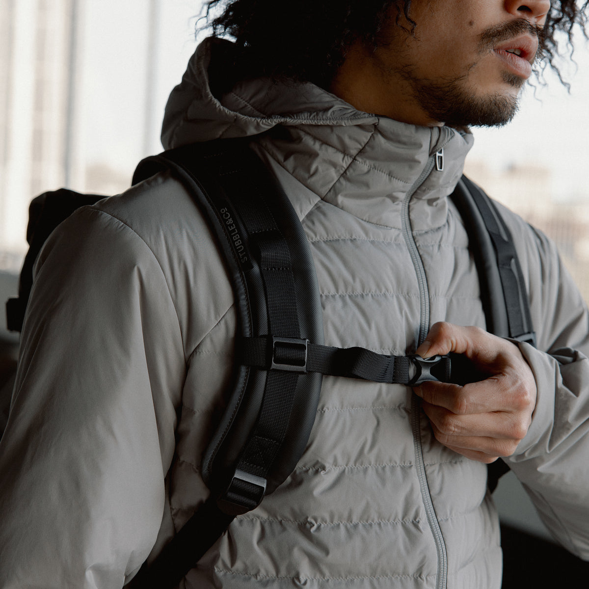 Man fastening the chest strap on The Roll Top 20L in All Black