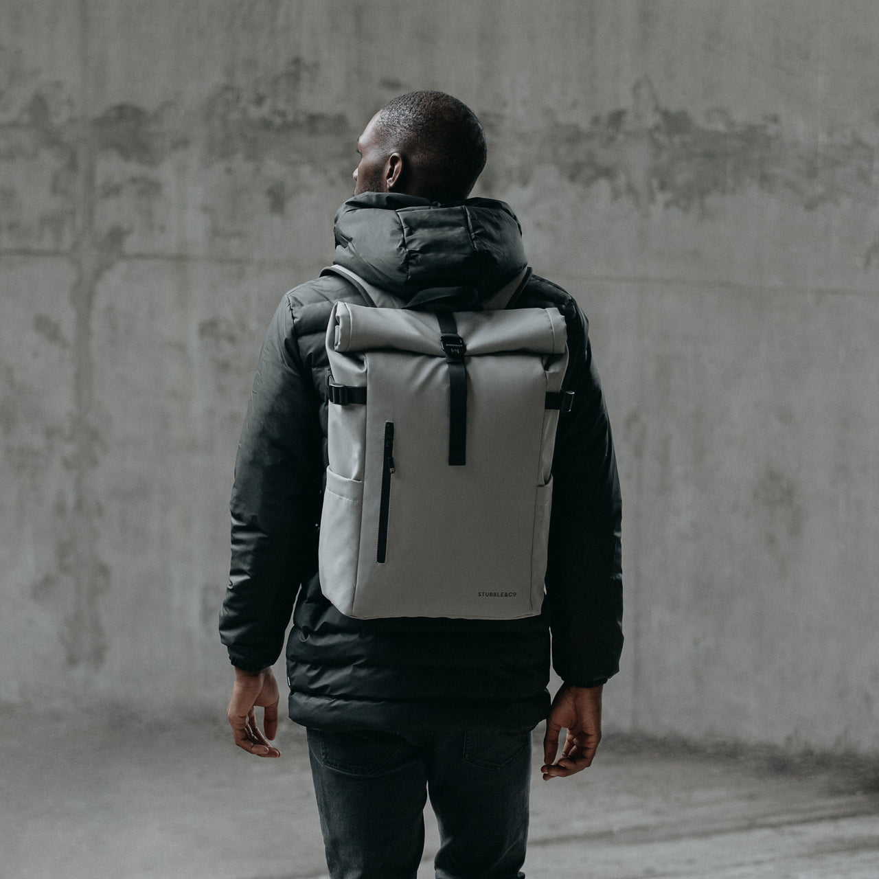 Man wearing The Roll Top 20L in Concrete