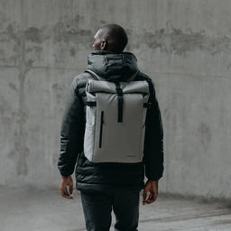 Man wearing The Roll Top 20L in Concrete