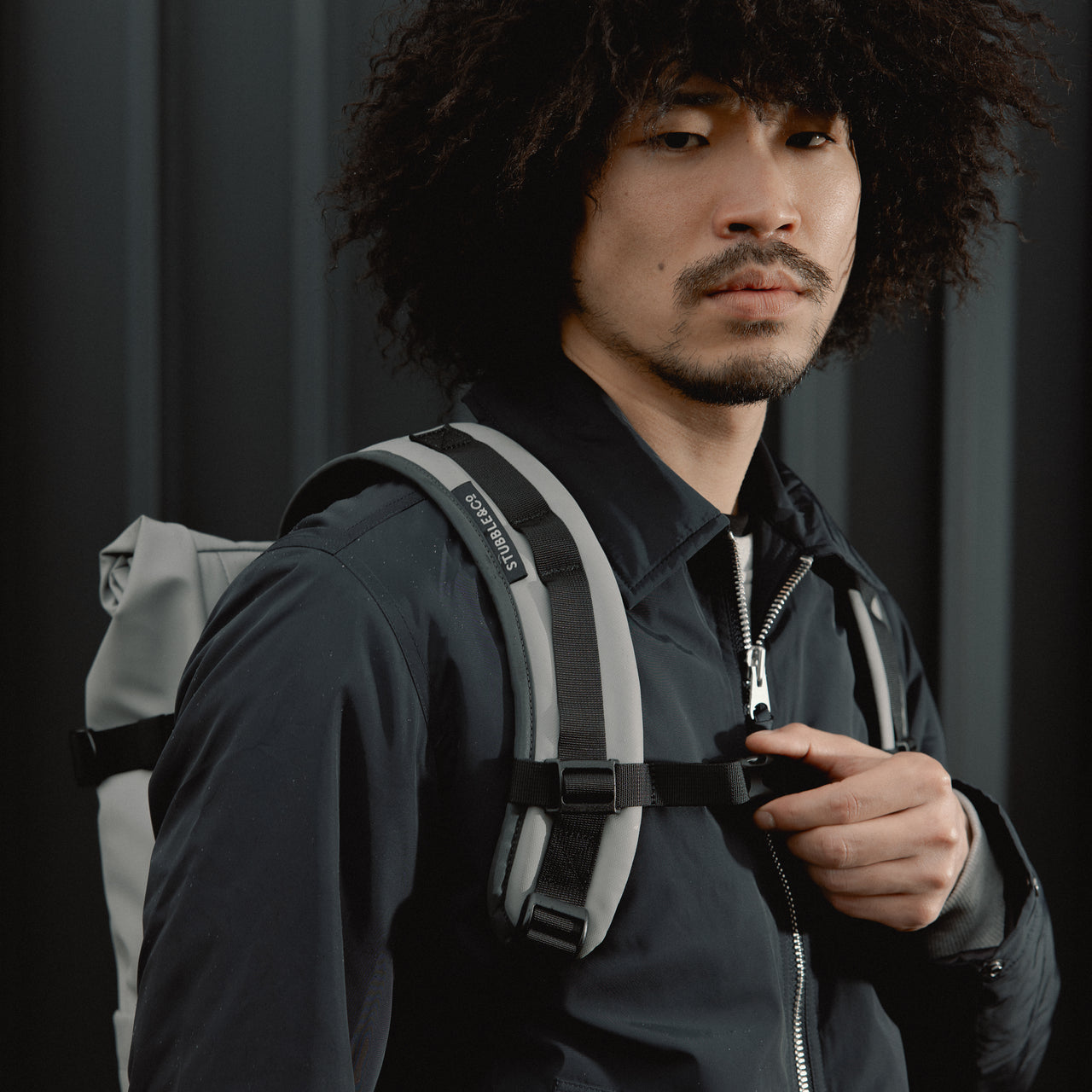 Man wearing The Roll Top in Concrete
