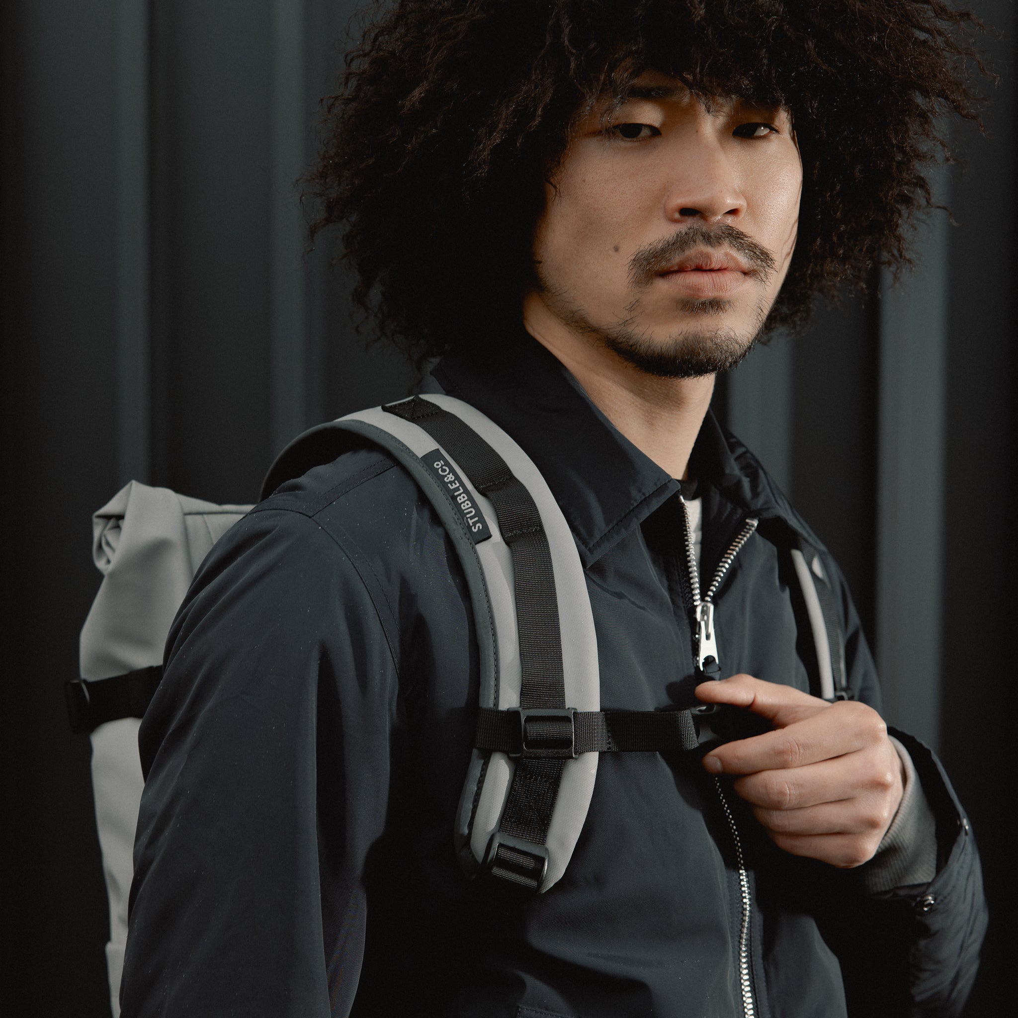 Man wearing The Roll Top in Concrete