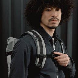 Man wearing The Roll Top in Concrete