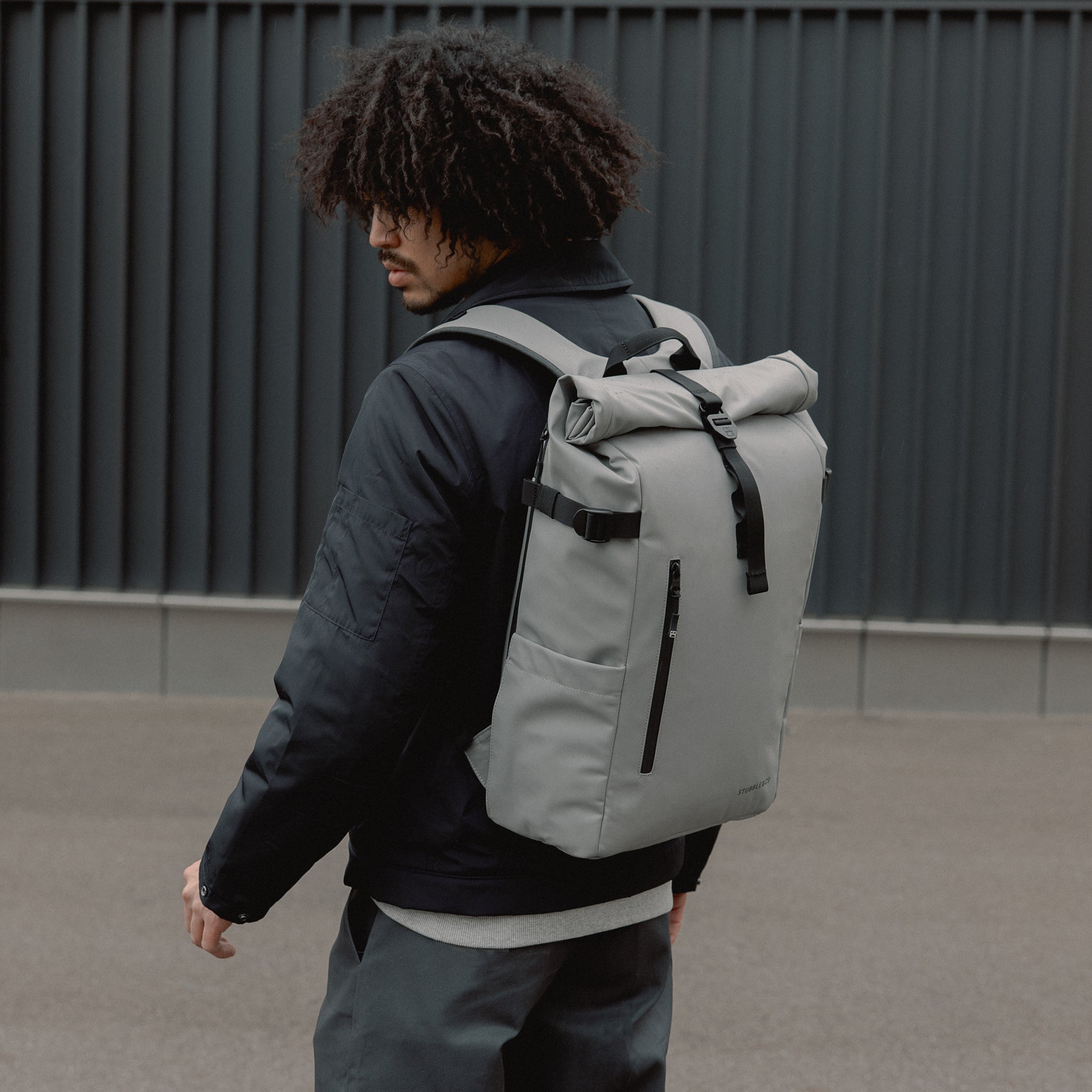 Man wearing The Roll Top in Concrete