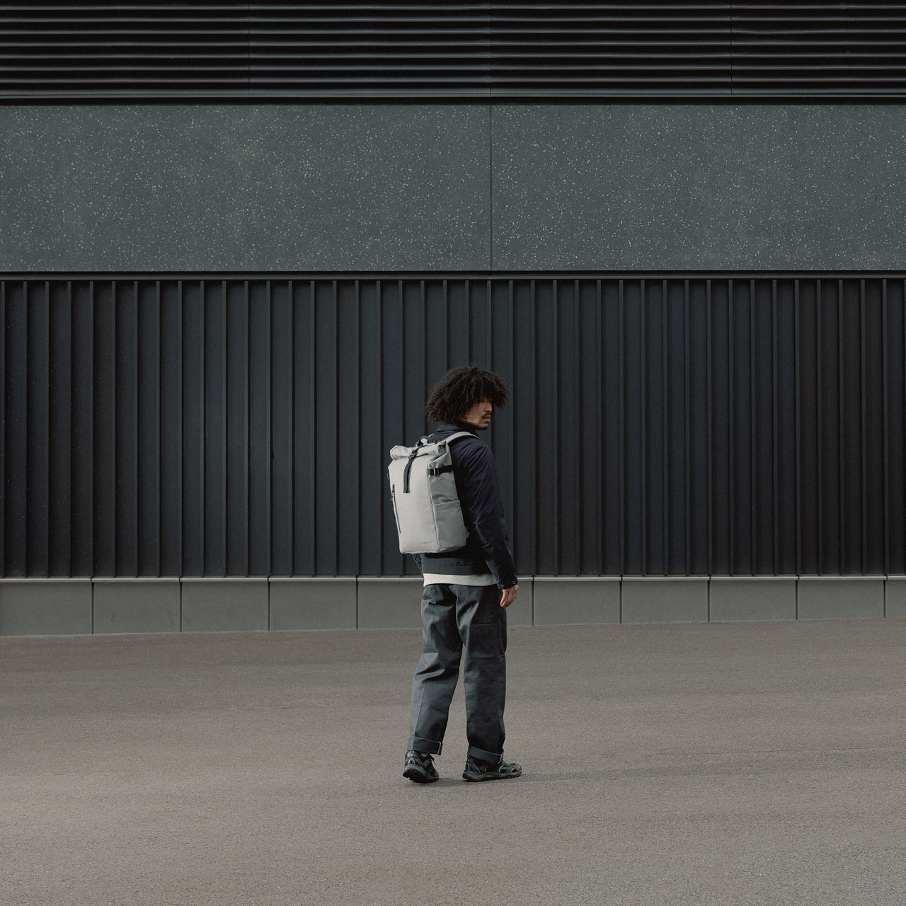 Man wearing The Roll Top in Concrete