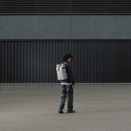 Man wearing The Roll Top in Concrete