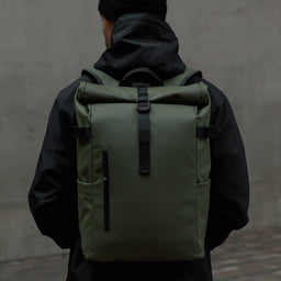 Man wearing The Roll Top in Urban Green