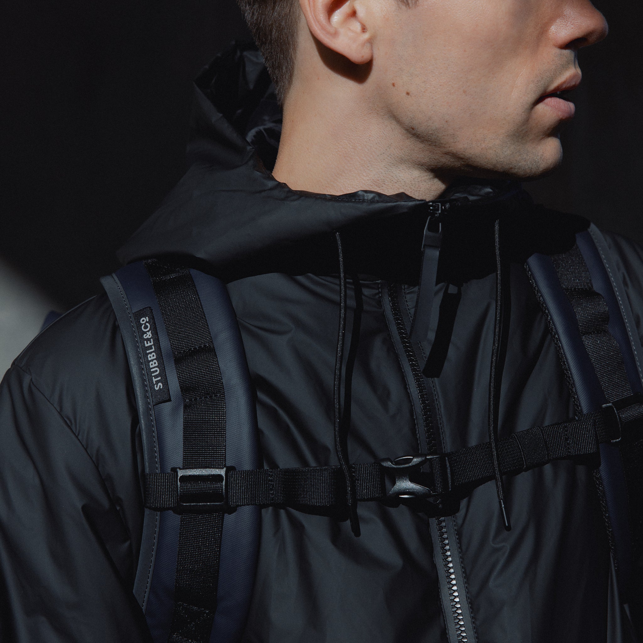 a close up on the adjustable chest straps on a Roll Top 20L in Midnight Blue
