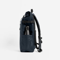 A studio shot of the bottle pocket in the side bottle pocket on a Roll Top 20L in Midnight Blue