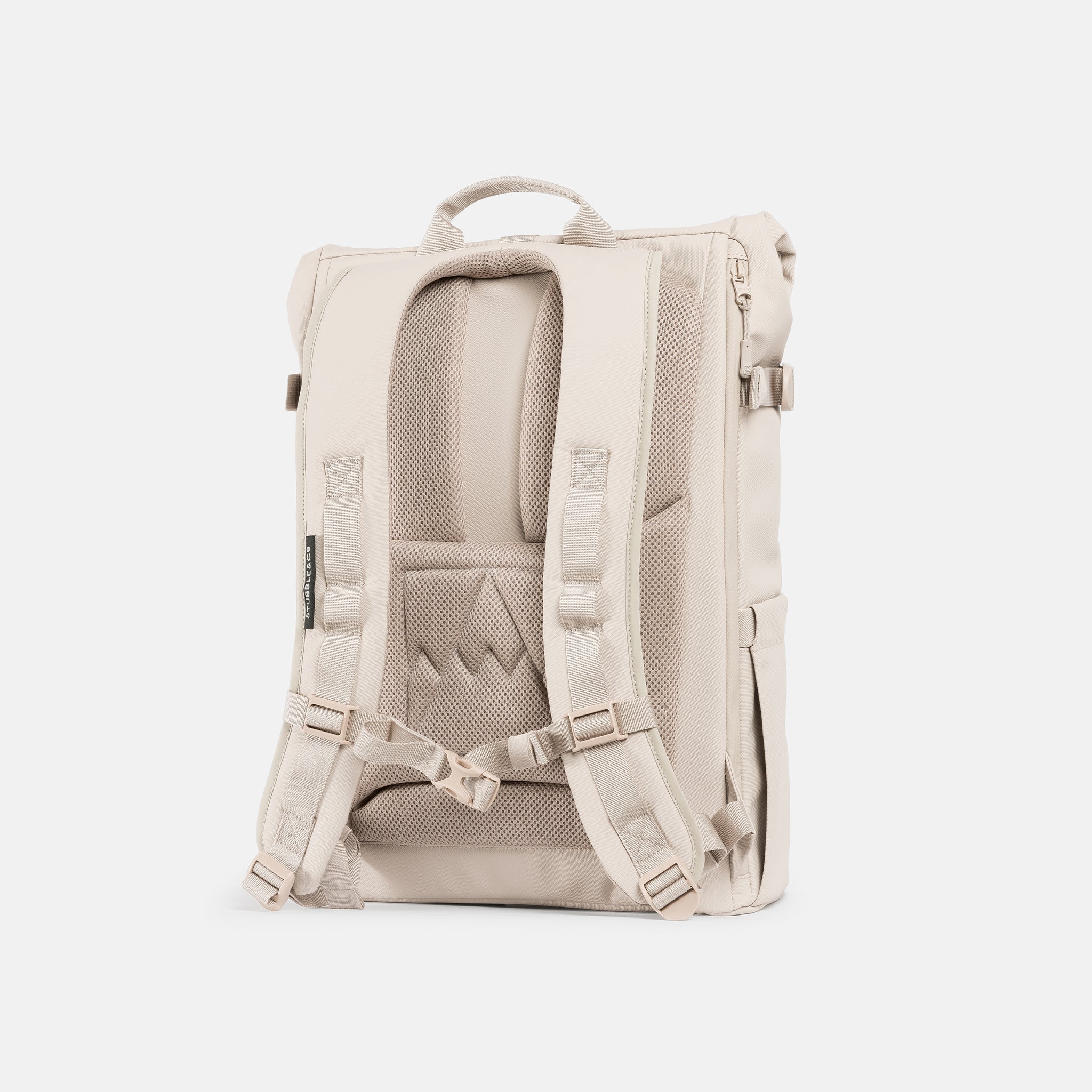 A studio shot of the ack apnel and adjustable chest straps on the Tonal Sand Roll Top 20L