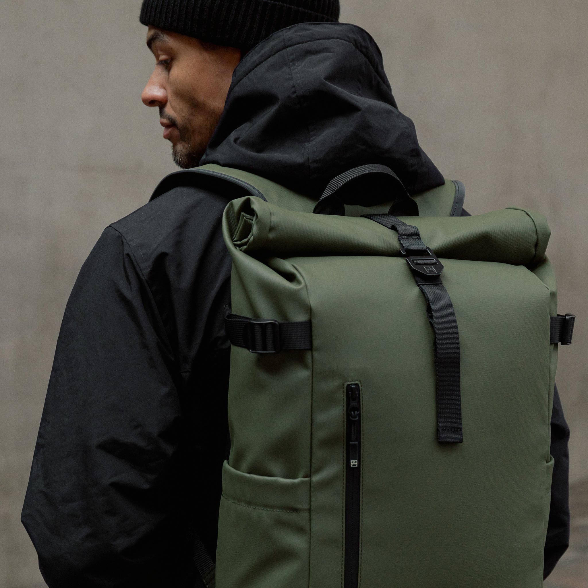 Man wearing The Roll Top in Urban Green