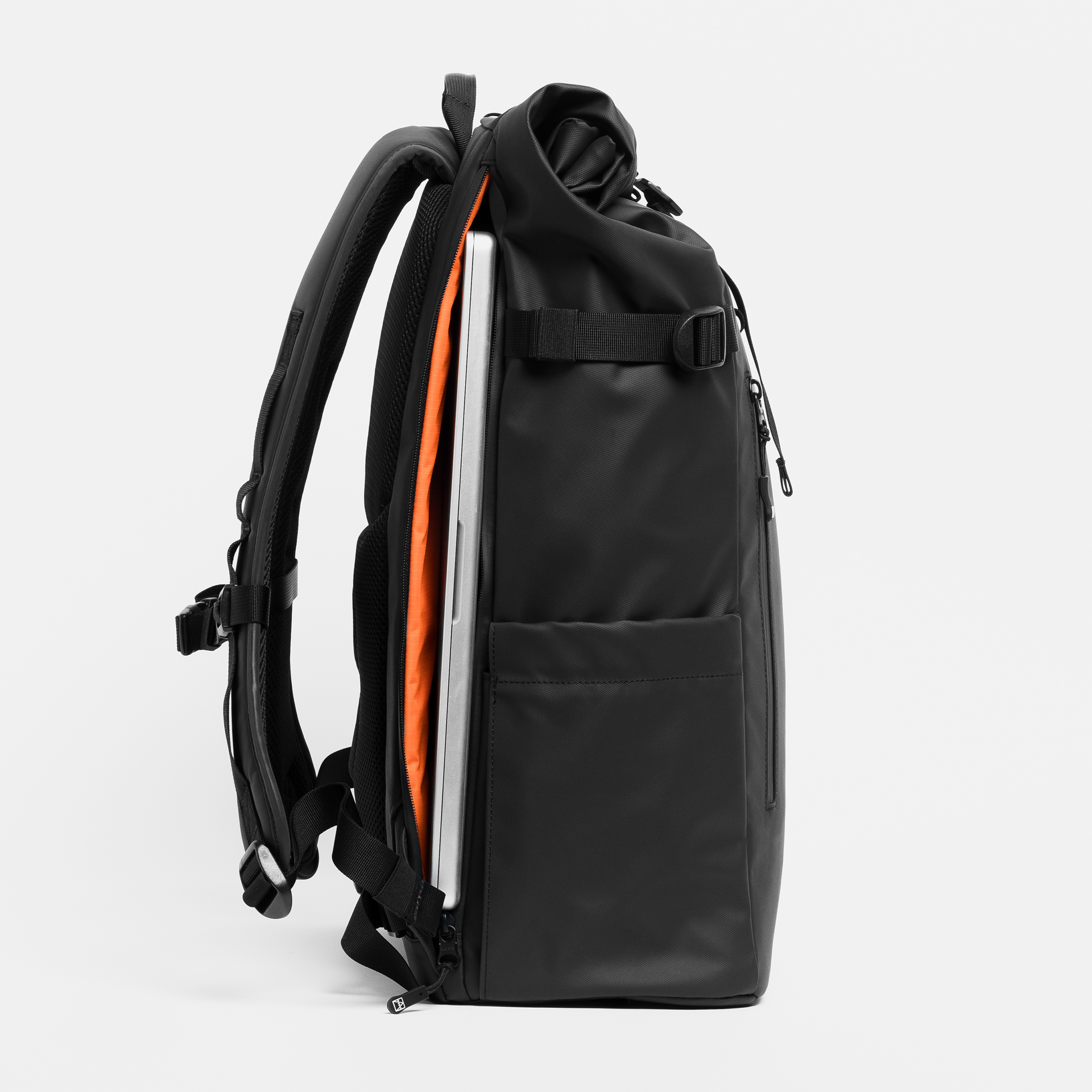 The laptop compartment on the black roll top 30l