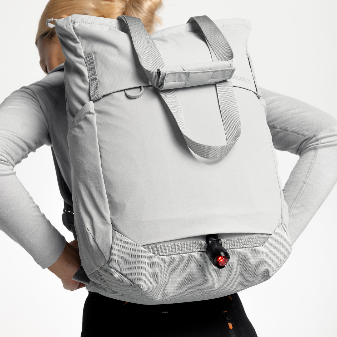 A studio shot of the 4-way stretch material and bike light loop on the motion tote pack 18l in ash