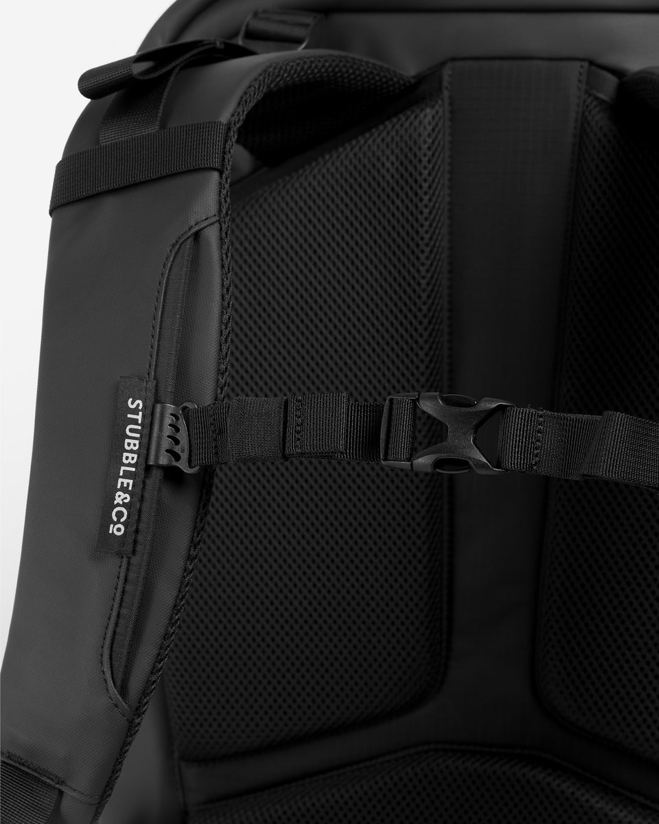 A studio shot showing the adjustable chest strap on the travel backpack 40l