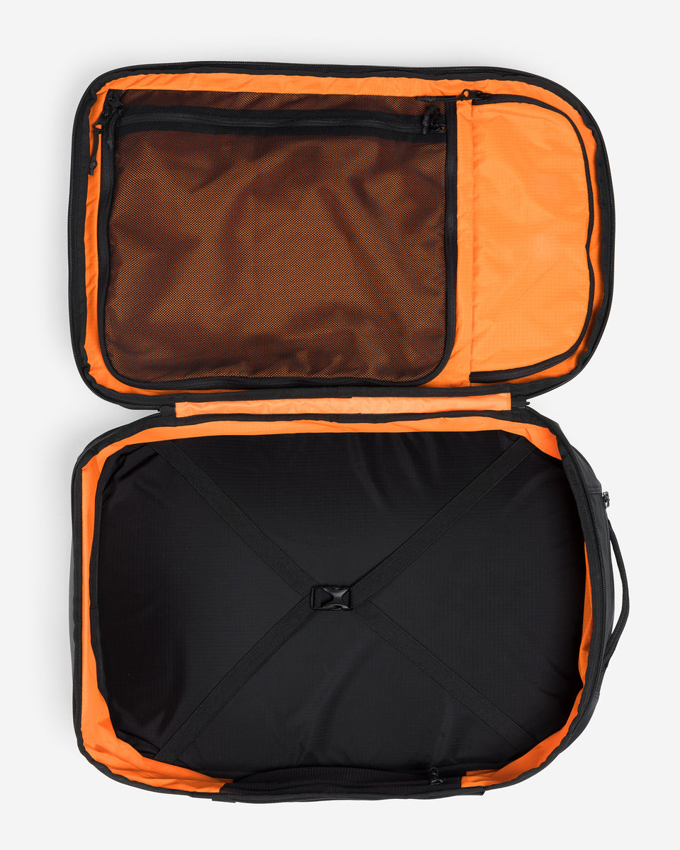 A studio shot of the travel backpack 40l and the way it has a clamshell opening