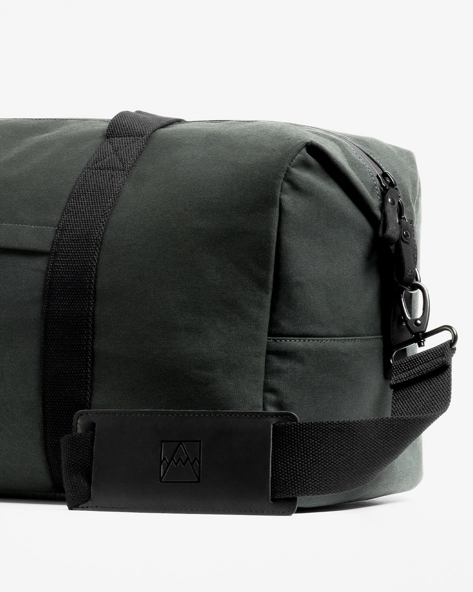 a studio shot of the end and leather shoulder pad on the weekender duffel 30l